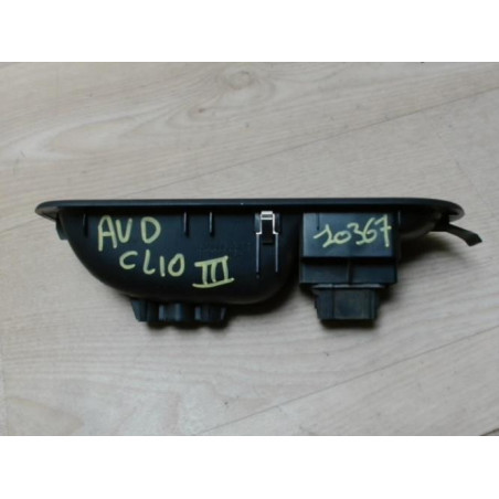 Interrupteur de leve vitre avant droit RENAULT CLIO 3 PHASE 1 d’occasion