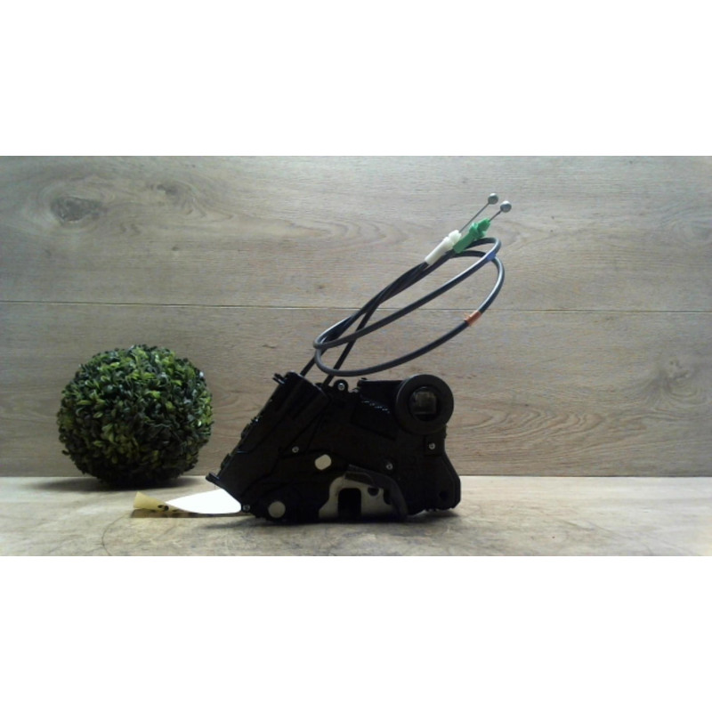 Serrure avant droit TOYOTA YARIS 2 PHASE 1 d’occasion