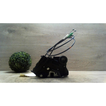 Serrure avant droit TOYOTA YARIS 2 PHASE 1 d’occasion