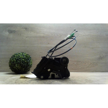 Serrure avant droit TOYOTA YARIS 2 PHASE 1 d’occasion