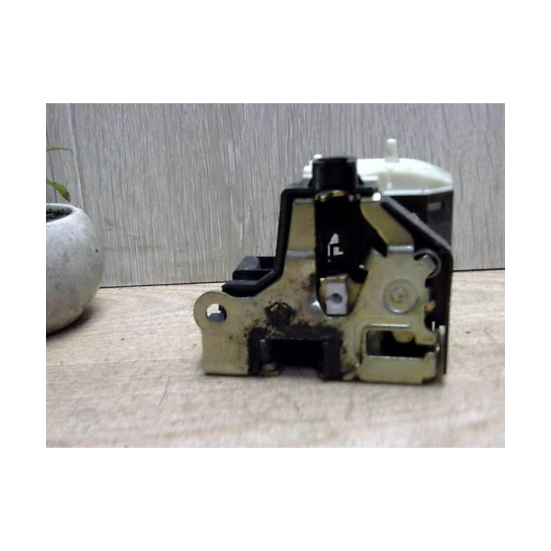 Serrure avant droit RENAULT CLIO 2 PHASE 2 d’occasion