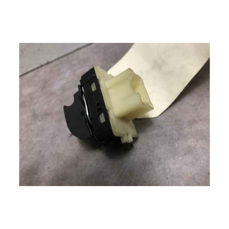 Interrupteur de leve vitre arriere droit RENAULT CLIO 4 PHASE 2 d’occasion