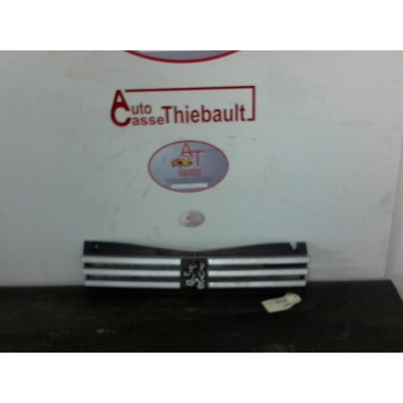 Calandre PEUGEOT 205 PHASE 1 d’occasion