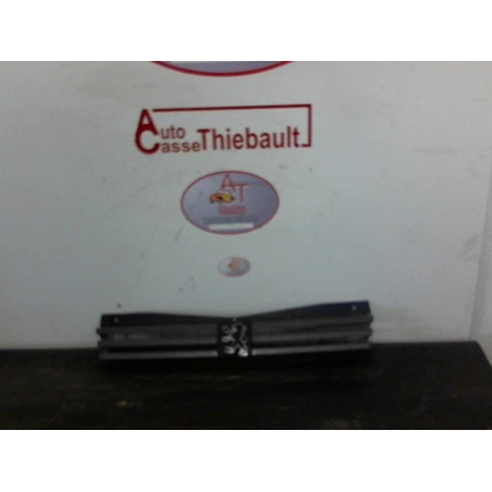 Calandre PEUGEOT 205 PHASE 1 d’occasion