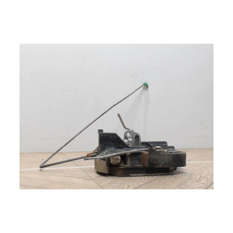 Serrure avant droit TOYOTA HILUX SIMPLE CABINE 1998 d’occasion