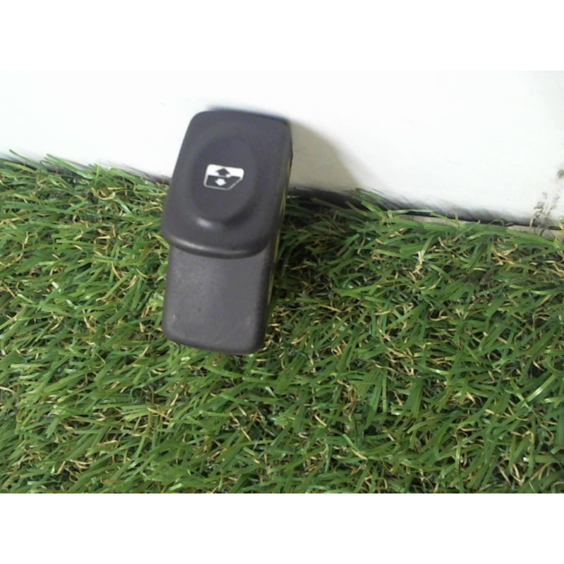 Interrupteur de leve vitre avant droit RENAULT CLIO 2 PHASE 1 d’occasion