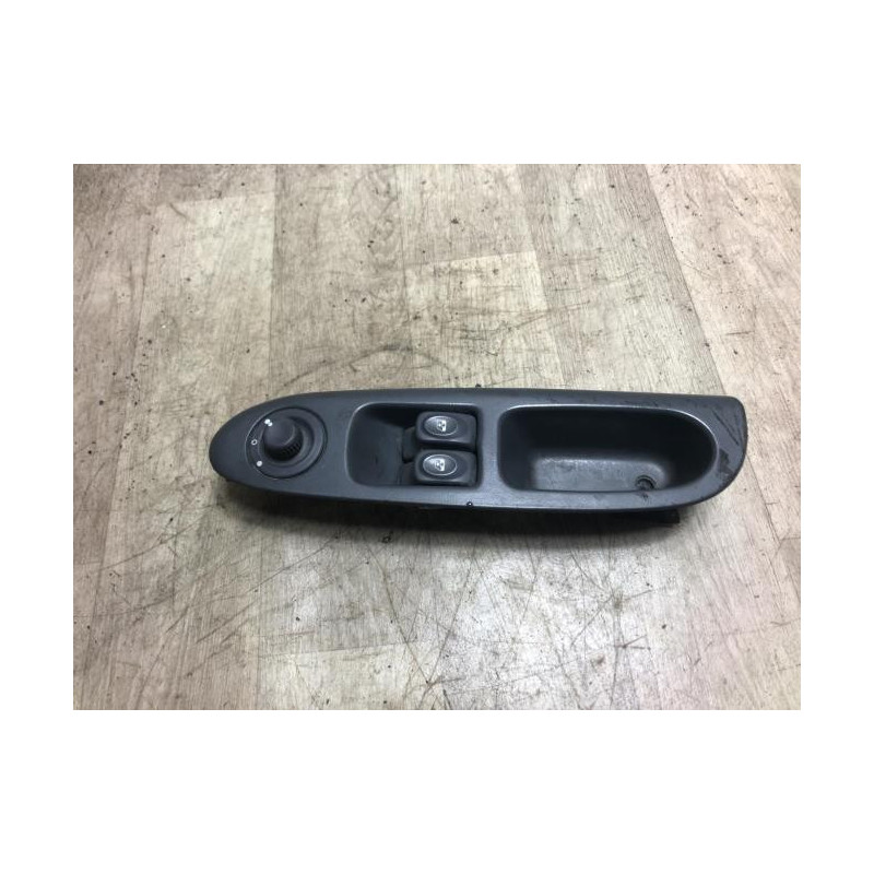 Interrupteur de leve vitre avant gauche RENAULT CLIO 2 PHASE 1 d’occasion