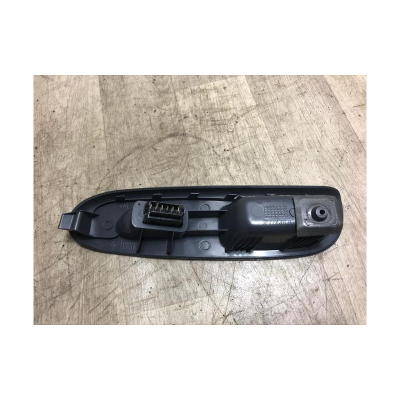 Interrupteur de leve vitre avant droit RENAULT CLIO 2 PHASE 1 d’occasion