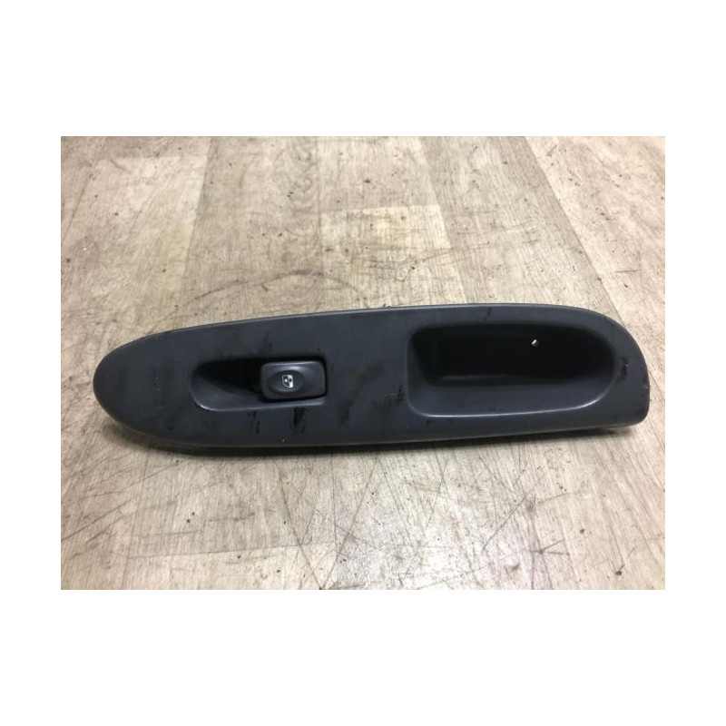 Interrupteur de leve vitre avant droit RENAULT CLIO 2 PHASE 1 d’occasion