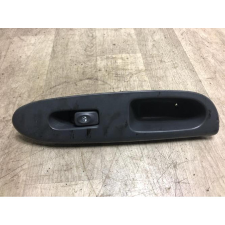 Interrupteur de leve vitre avant droit RENAULT CLIO 2 PHASE 1 d’occasion