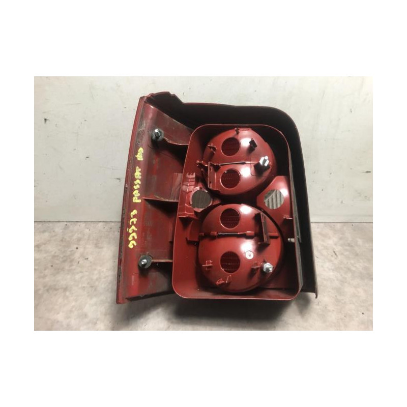 Feu arriere principal droit (feux) VOLKSWAGEN PASSAT 4 PHASE 2 BREAK d’occasion