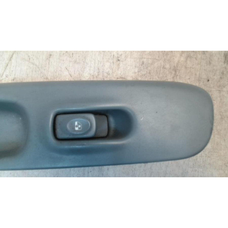 Interrupteur de leve vitre avant droit RENAULT TWINGO 1 PHASE 3 d’occasion