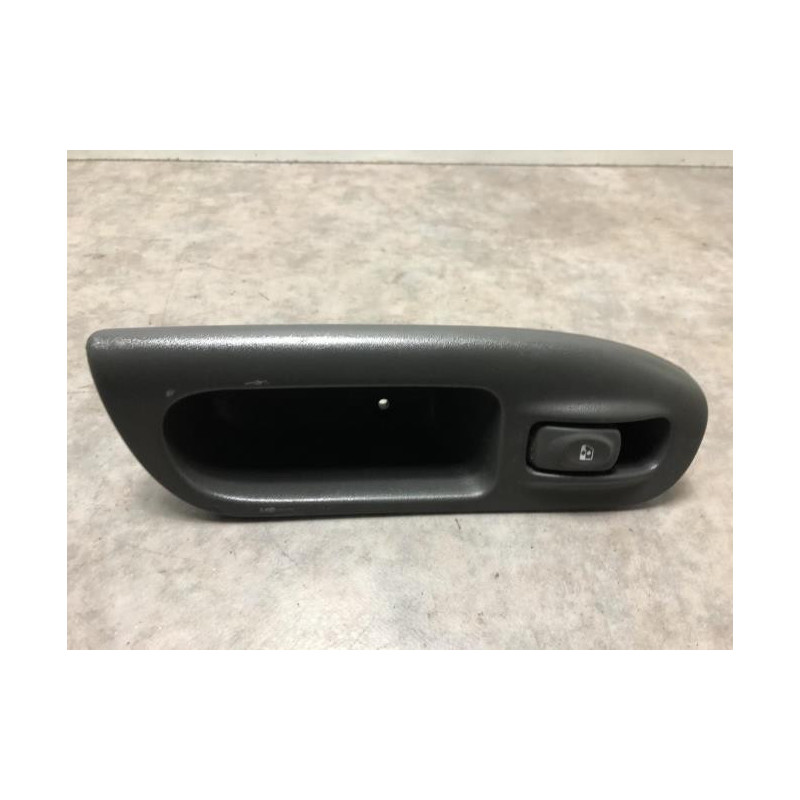 Interrupteur de leve vitre avant droit RENAULT SCENIC 1 PHASE 2 d’occasion
