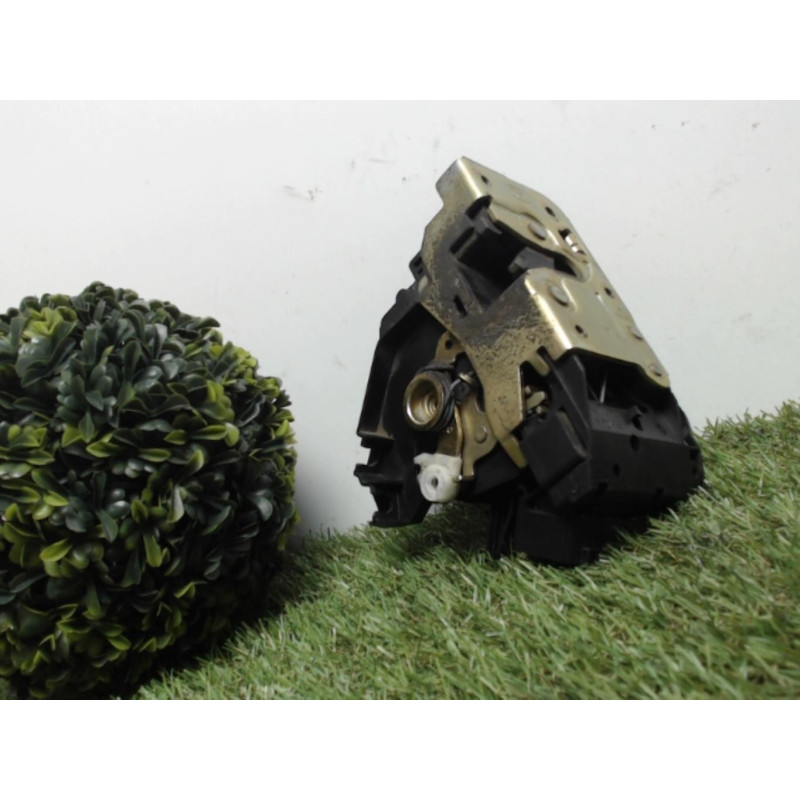 Serrure avant droit FORD FOCUS 1 BREAK d’occasion