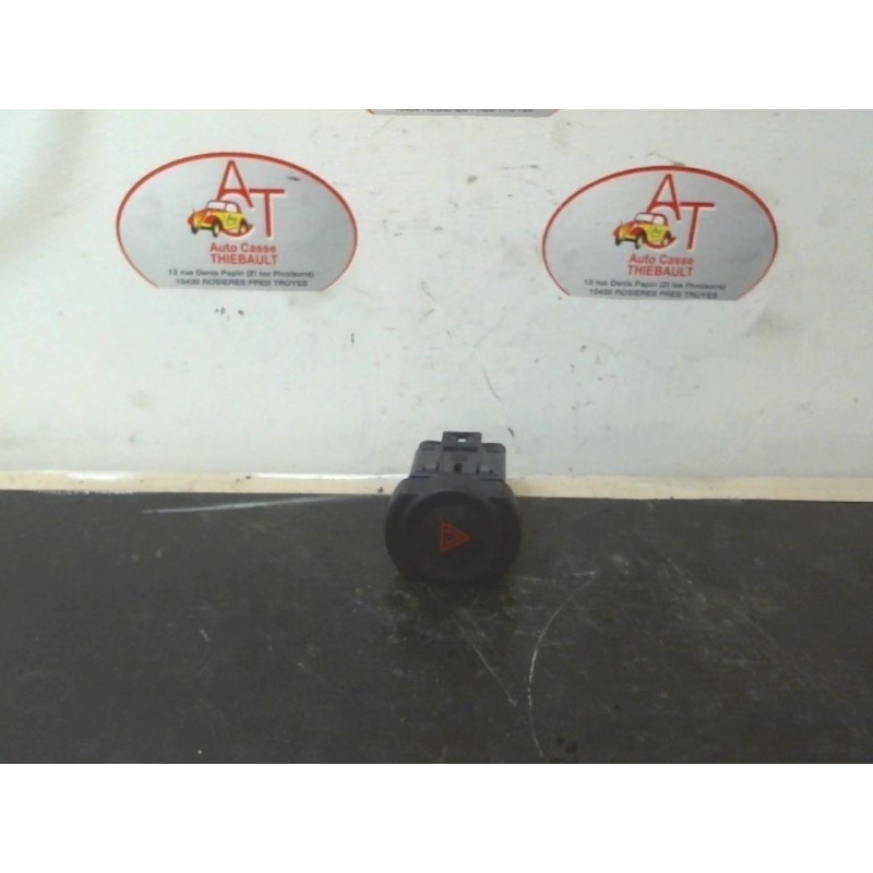 Bouton de warning DACIA DUSTER PHASE 1 d’occasion