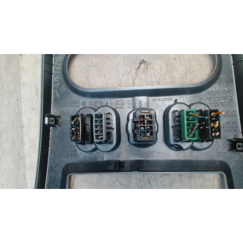 Facade autoradio DACIA SANDERO 1 d’occasion