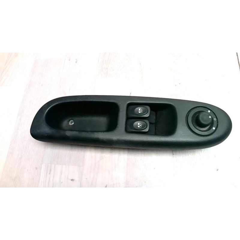 Interrupteur de leve vitre avant gauche RENAULT CLIO 2 PHASE 1 d’occasion