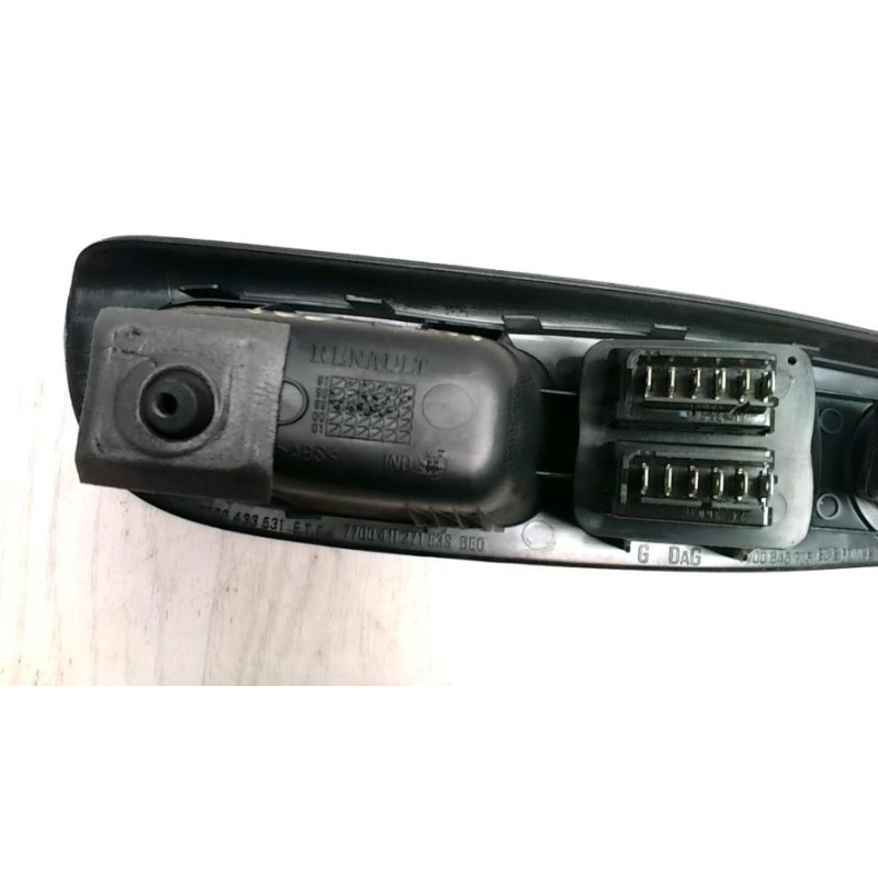 Interrupteur de leve vitre avant gauche RENAULT CLIO 2 PHASE 1 d’occasion
