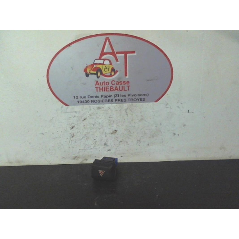 Bouton de warning PEUGEOT 208 d’occasion