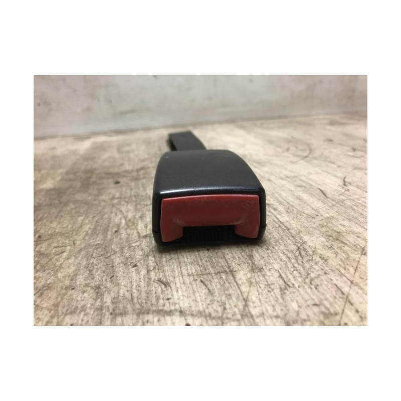 Attache ceinture avant gauche VOLKSWAGEN POLO 4 PHASE 1 d’occasion