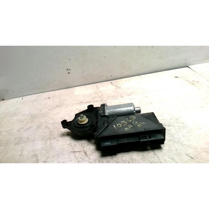 Moteur leve vitre arriere gauche AUDI A4 2 AVANT PHASE 1 BREAK d’occasion