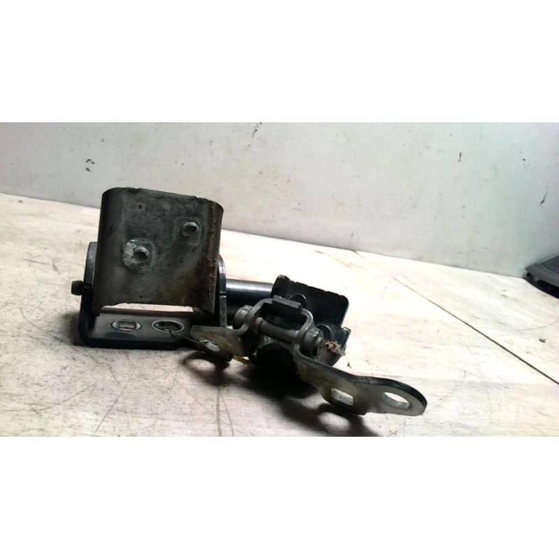 Charniere de porte de coffre droit RENAULT CLIO 3 PHASE 1 d’occasion