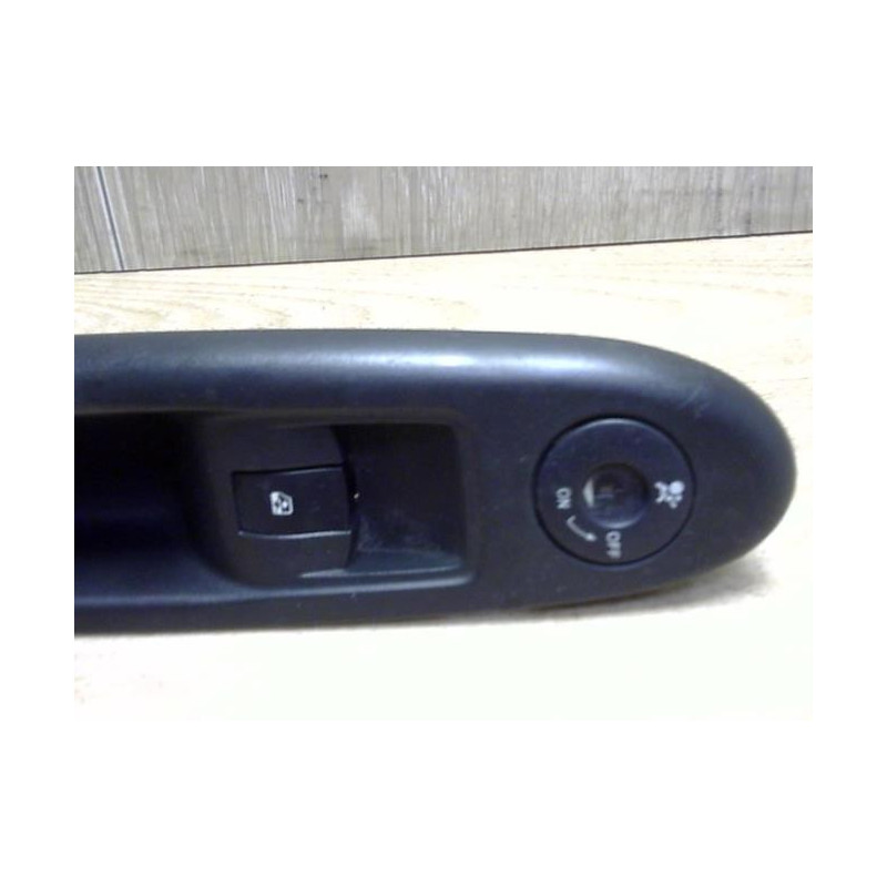 Interrupteur de leve vitre avant droit RENAULT CLIO 2 PHASE 2 d’occasion