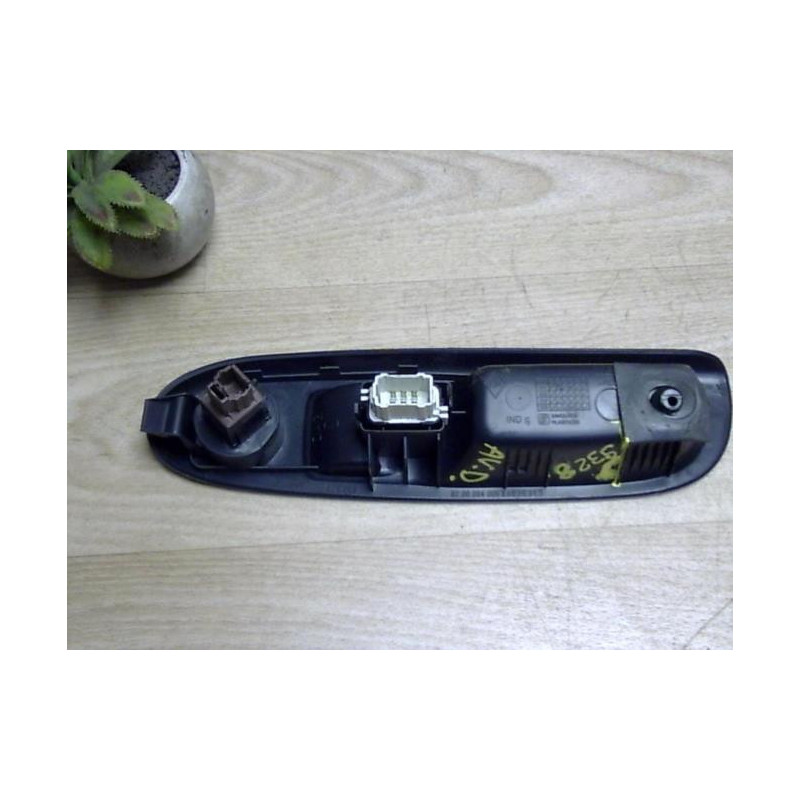 Interrupteur de leve vitre avant droit RENAULT CLIO 2 PHASE 2 d’occasion