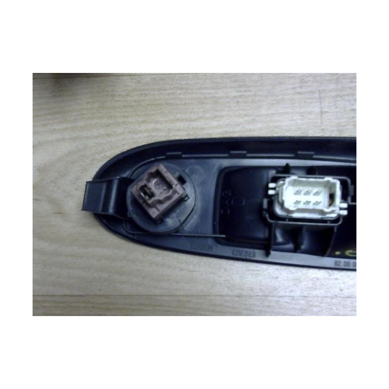 Interrupteur de leve vitre avant droit RENAULT CLIO 2 PHASE 2 d’occasion