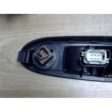 Interrupteur de leve vitre avant droit RENAULT CLIO 2 PHASE 2 d’occasion