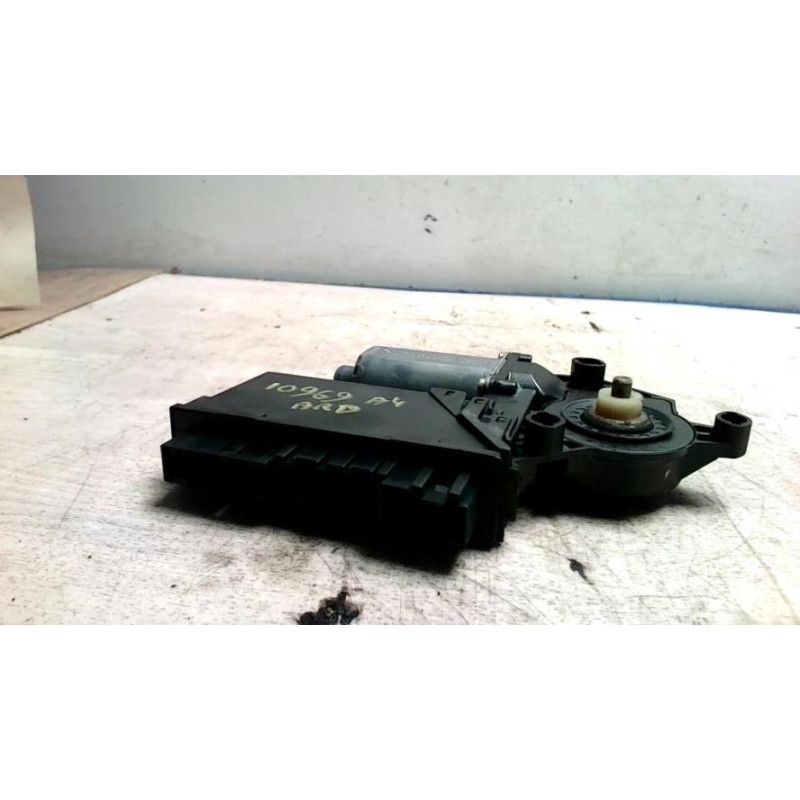 Moteur leve vitre arriere droit AUDI A4 2 AVANT PHASE 1 BREAK d’occasion
