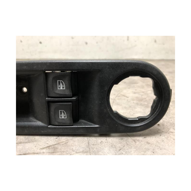 Interrupteur de leve vitre avant gauche RENAULT TWINGO 3 PHASE 1 d’occasion