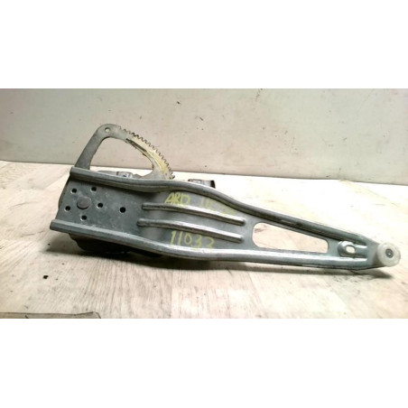 Leve vitre mecanique arriere droit TOYOTA YARIS 2 PHASE 1 d’occasion