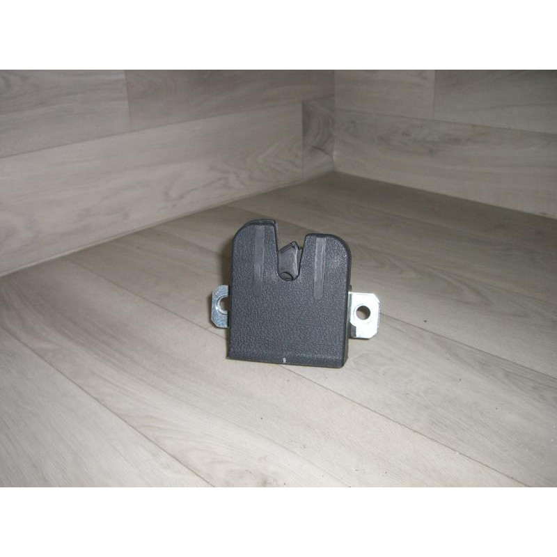 Serrure de hayon VOLKSWAGEN POLO 4 PHASE 1 d’occasion