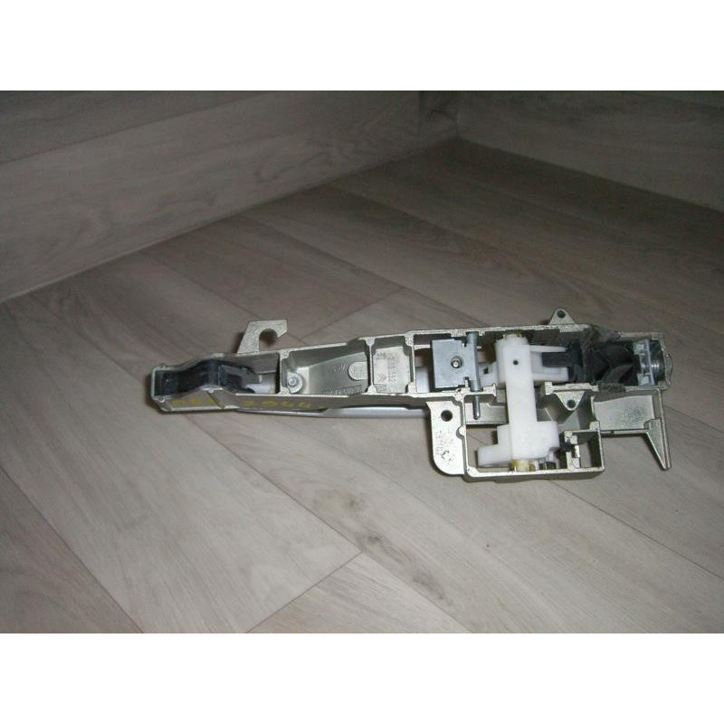 Poignee porte arriere gauche PEUGEOT 407 PHASE 1 d’occasion