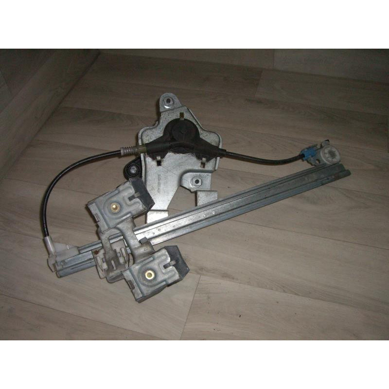 Leve vitre mecanique arriere gauche SKODA OCTAVIA 1 PHASE 2 BREAK d’occasion