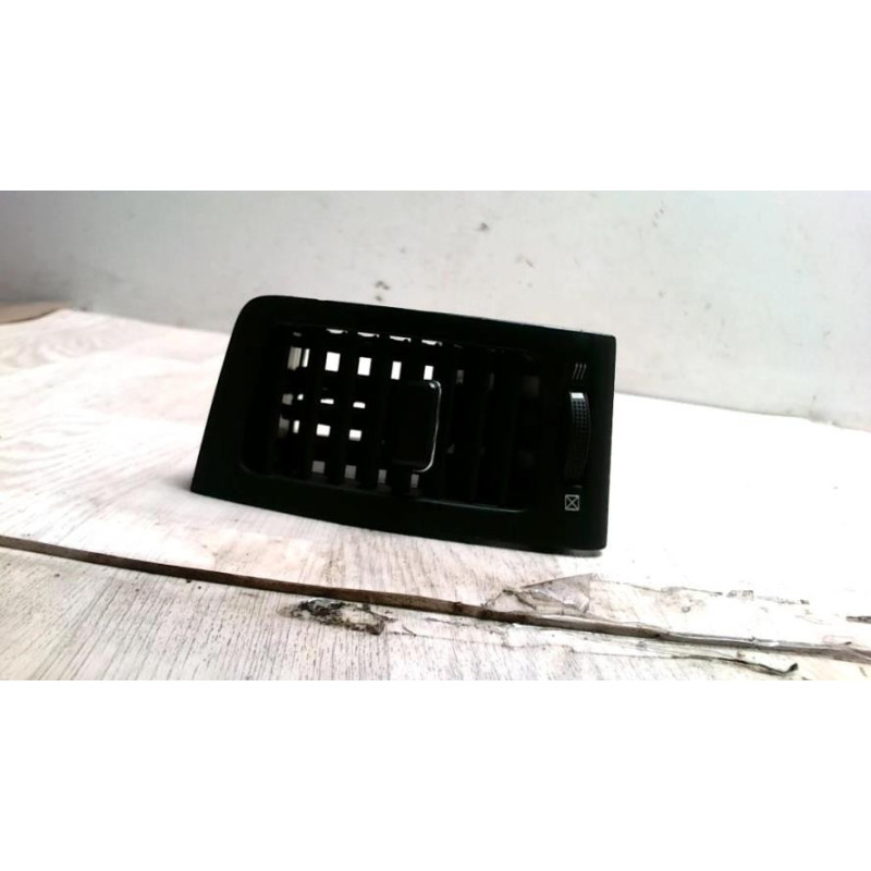 Aerateur tableau de bord avant droit TOYOTA COROLLA VERSO 1 d’occasion