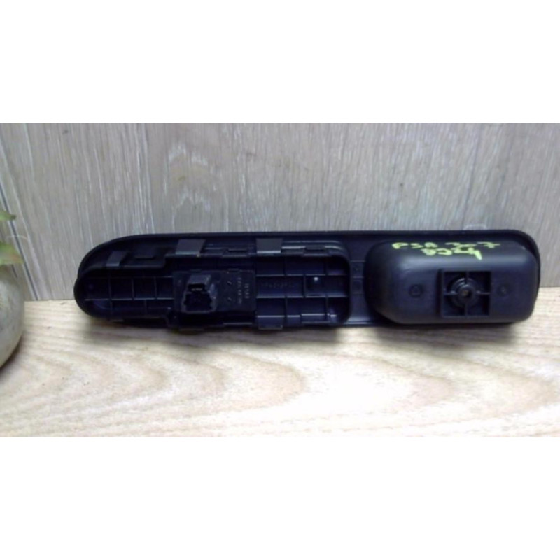 Interrupteur de leve vitre avant droit PEUGEOT 307 PHASE 1 d’occasion