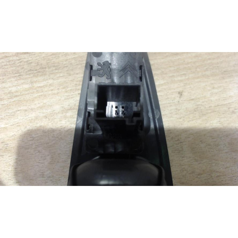 Interrupteur de leve vitre arriere droit PEUGEOT 308 1 PHASE 1 d’occasion