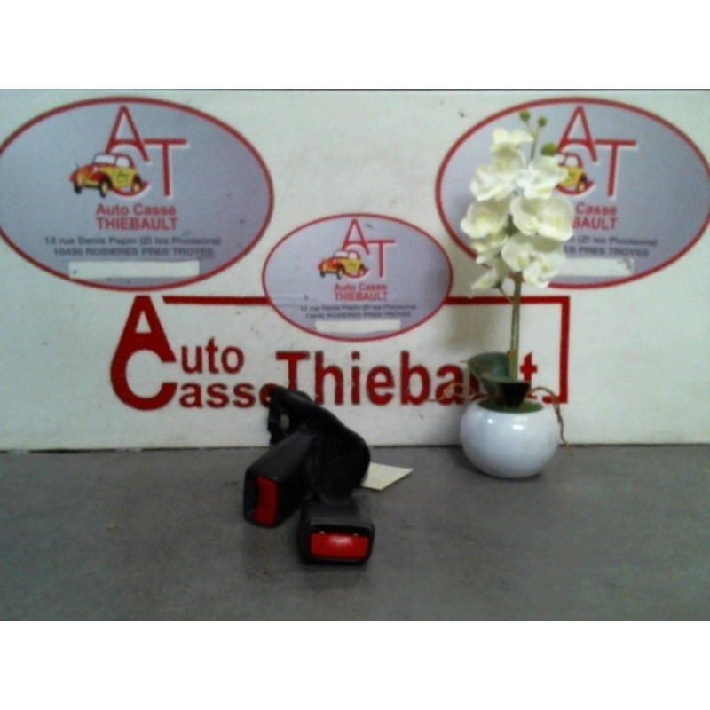 Attache ceinture centrale avant TOYOTA AVENSIS II d’occasion