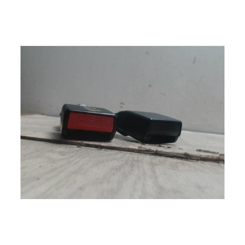 Attache ceinture arriere gauche DACIA SANDERO 1 d’occasion