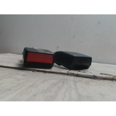 Attache ceinture arriere gauche DACIA SANDERO 1 d’occasion