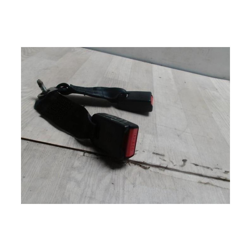 Attache ceinture arriere centrale DACIA SANDERO 1 d’occasion