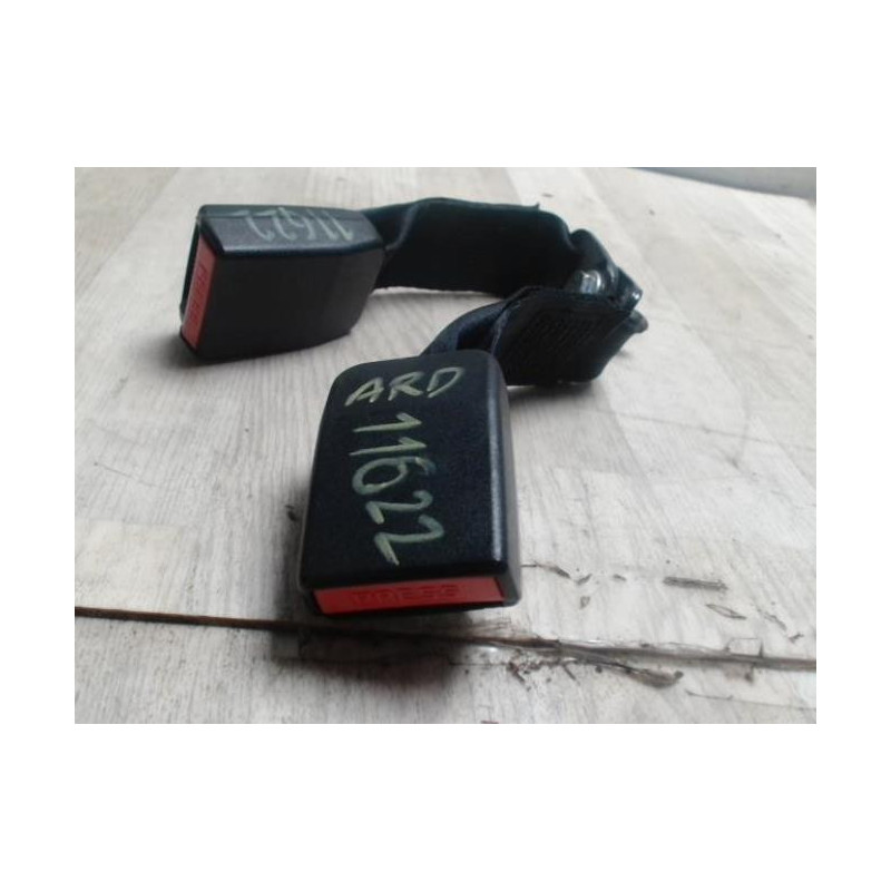 Attache ceinture arriere centrale DACIA SANDERO 1 d’occasion