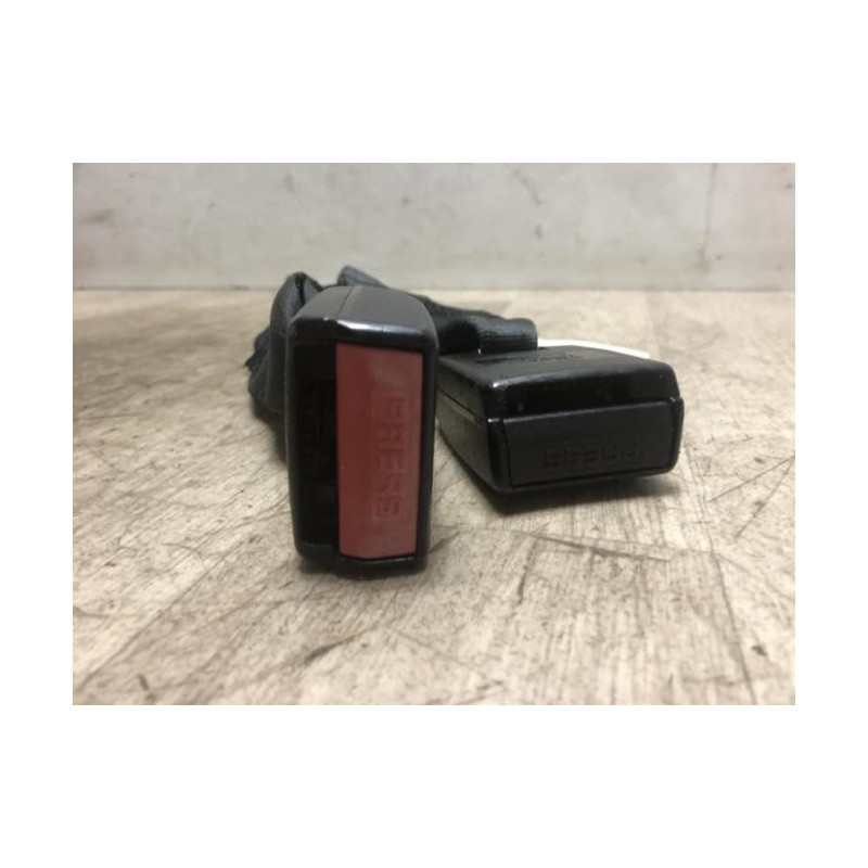 Attache ceinture arriere gauche DACIA SANDERO 1 d’occasion