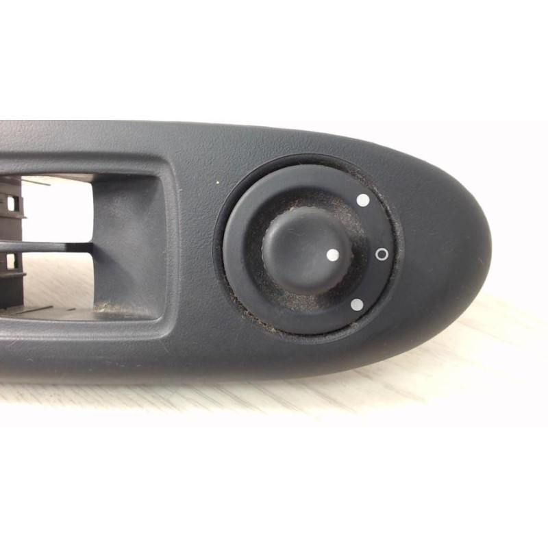 Interrupteur de leve vitre avant gauche RENAULT CLIO 2 PHASE 2 d’occasion
