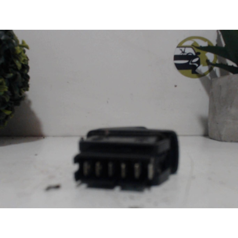 Interrupteur de leve vitre avant droit RENAULT CLIO 2 PHASE 2 d’occasion