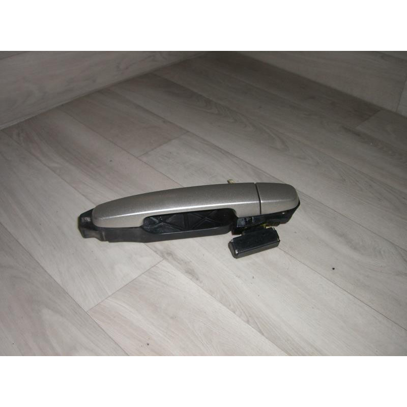 Poignee porte arriere droit TOYOTA COROLLA VERSO 1 d’occasion