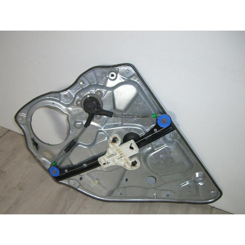 Leve vitre mecanique arriere gauche VOLKSWAGEN POLO 4 PHASE 1 d’occasion