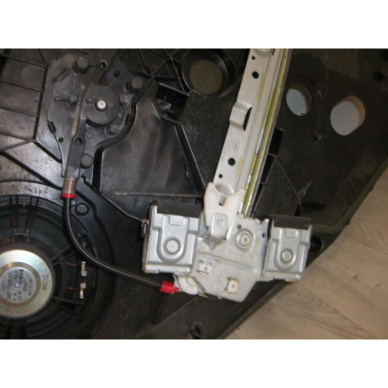 Leve vitre electrique arriere gauche FORD FIESTA 6 PHASE 1 d’occasion